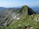 Alla dx  la cresta che scende fino all'intaglio che collega alla Cima Altemberg.....(in basso a sx il Lago del Capezzone)